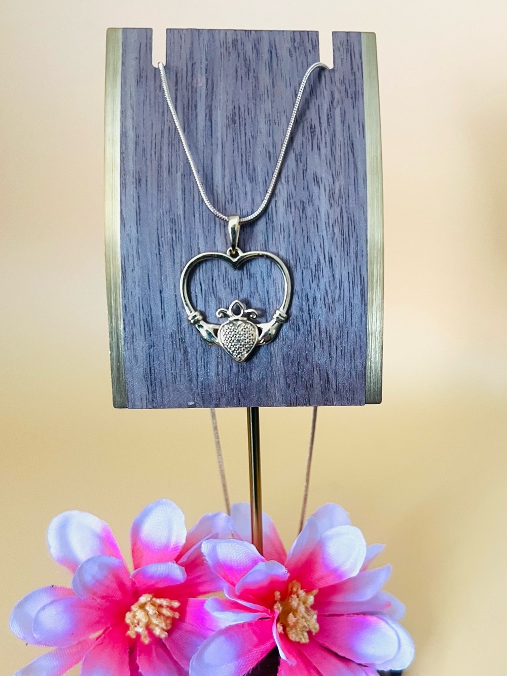 18KGP 3 leaves Caddagh pendant plus free necklace